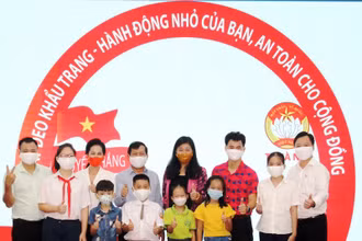 Các đại biểu hưởng ứng chương trình "Nhân dân Thủ đô đeo khẩu trang, phòng, chống dịch bệnh”. 
