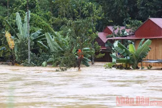 Nước lũ gây ngập nhà dân ở thị trấn Prao, huyện Đông Giang, tỉnh Quảng Nam.