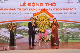 Lãnh đạo tỉnh Ninh Bình tặng hoa và chúc mừng lãnh đạo Tập đoàn Thành Công.