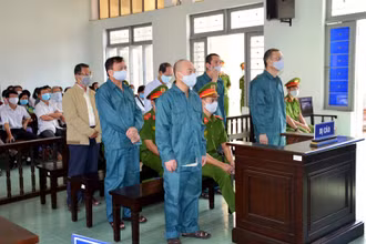 Sáu bị cáo nghe Tòa tuyên án tại phiên tòa hình sự sơ thẩm ngày 21-8-2020.