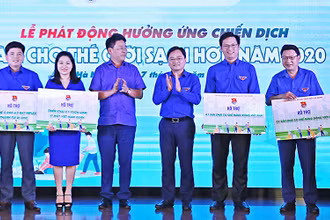 Đồng chí Nguyễn Anh Tuấn, Bí thư Thường trực T.Ư Đoàn, Chủ tịch T.Ư Hội LHTN Việt Nam (thứ ba từ phải sang) và đại diện các bộ, ngành trao tượng trưng hỗ trợ các tỉnh, thành đoàn triển khai các công trình, mô hình hưởng ứng Chiến dịch "Làm cho thế giới sạch hơn".