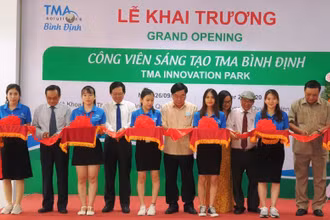 Các đại biểu cắt băng khánh thành Công viên sáng tạo TMA.