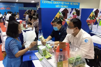 Các doanh nghiệp giao thương, kết nối cung - cầu trong khuôn khổ sự kiện.