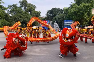 Trình diễn múa rồng tại không gian đi bộ quanh hồ Hoàn Kiếm.