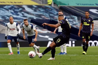 C. Wilson (áo sẫm) sút phạt 11m thành công, gỡ hòa 1-1 cho Newcastle.