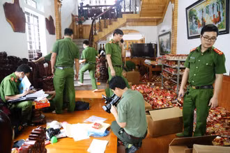 Lực lượng chức năng lập biên bản tạm giữ toàn bộ lô hàng.