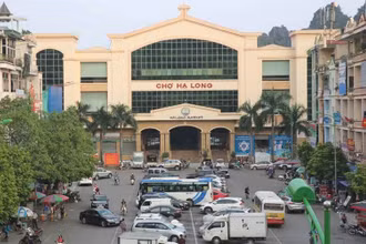 Khu vực chợ Hạ Long 1 , nơi bắt quả tang đối tượng đang có hành vi chiếm đoạt tiền của doanh nghiệp.