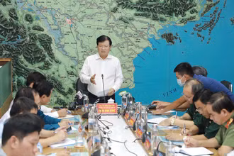 Phó Thủ tướng Trịnh Đình Dũng, Trưởng Ban Chỉ đạo Trung ương về phòng chống thiên tai chỉ đạo tại cuộc họp khẩn phòng chống bão số 5.