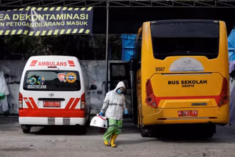 Trong bối cảnh dịch bệnh bùng phát tại Indonesia, hàng loạt tài xế ở Jakarta đã đăng ký sử dụng xe buýt để vận chuyển bệnh nhân Covid-19 tới bệnh viện, thay vì chở học sinh tới trường học. Ảnh: Reuters
