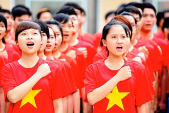 Chào cờ, hát Quốc ca là nghi thức thiêng liêng hun đúc tinh thần yêu nước, lòng tự hào dân tộc của mỗi người dân Việt Nam.