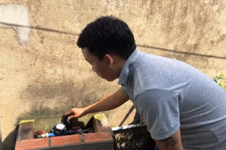 Sau khi chỉ số nước tăng bất thường, gia đình ông Hưởng liên tục kiểm tra đồng hồ.