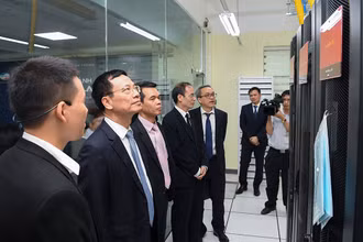 Bộ trưởng Thông tin Truyền thông và các đại biểu tham quan phòng lab.