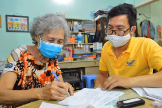 Chi trả lương hưu tại nhà ở TP Hồ Chí Minh trong đợt phòng, chống dịch Covid-19 vừa qua. (Ảnh minh họa: Bảo hiểm xã hội Việt Nam).