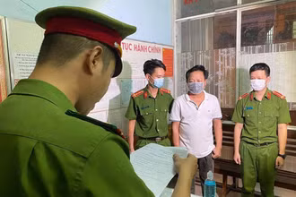 Cơ quan cảnh sát điều tra Công an thành phố Đà Nẵng đọc lệnh bắt tạm giam đối tượng Phạm Thanh.
