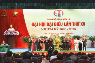 Bộ Chính trị, Ban Bí thư tặng lẵng hoa tới Đại hội Đảng bộ tỉnh Sơn La lần thứ 15. 