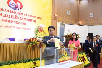Các đại biểu bỏ phiếu bầu chọn Ban Chấp hành Đảng bộ cơ quan BHXH Việt Nam nhiệm kỳ 2020-2025 (Ảnh: VSS).