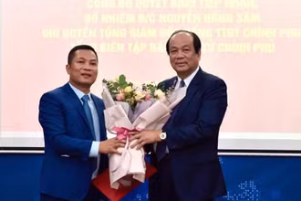  Bộ trưởng, Chủ nhiệm VPCP Mai Tiến Dũng trao quyết định tiếp nhận và bổ nhiệm ông Nguyễn Hồng Sâm giữ chức vụ quyền Tổng Giám đốc Cổng TTĐT Chính phủ kiêm Tổng Biên tập Báo điện tử Chính phủ.
