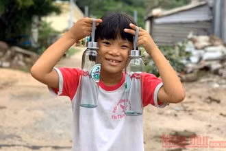Thiếu nhi Cù Lao Xanh vui mừng với những món quà thân thiện với môi trường đổi bằng rác thải nhựa.