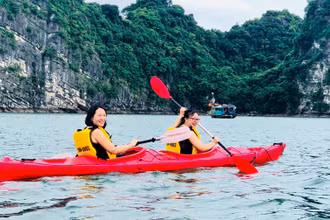 Trải nghiệm chèo thuyền kayak trên vịnh Hạ Long là một trong nhiều hoạt động của tour tàu nghỉ đêm trên vịnh.