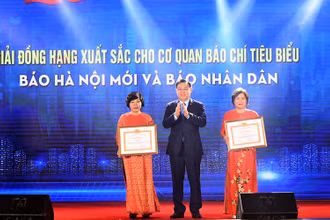 Đồng chí Vương Đình Huệ, Ủy viên Bộ Chính trị, Bí thư Thành ủy trao Giải đồng hạng xuất sắc cho Báo Nhân Dân và Báo Hà Nội mới.