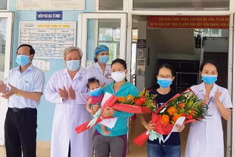 Hai bệnh nhân Covid-19 đầu tiên của Quảng Trị được trao giấy chứng nhận khỏi bệnh.