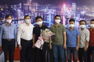 Lãnh đạo thành phố Đà Nẵng tặng hoa cảm ơn các y, bác sỹ đã hỗ trợ Đà Nẵng thời gian qua.