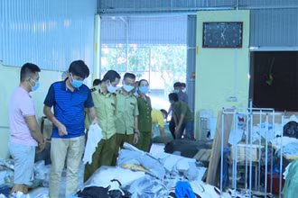 Lực lượng chức năng kiểm tra cơ sở sản xuất áo phông giả các thương hiệu nổi tiếng.