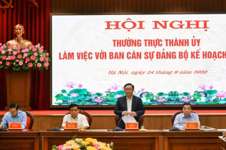 Đồng chí Vương Đình Huệ, Ủy viên Bộ Chính trị, Bí thư Thành ủy phát biểu ý kiến tại hội nghị.