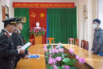 Cơ quan chức năng tống đạt quyết định xử phạt vi phạm hành chính với T.V.N.