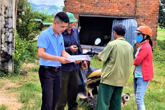 Cán bộ Sở LĐ, TB và XH tỉnh Đắk Lắk kiểm tra, xác minh các trường hợp có hoàn cảnh khó khăn ở thôn 6B, xã Cư Elang nhưng không được nhận tiền hỗ trợ Covid-19.