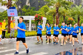 Các đội đại diện các địa phương. lực lượng vũ trang, doanh nghiệp tham gia giải chạy việt dã.