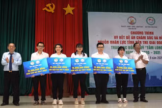 Lãnh đạo tỉnh Bến Tre cùng Ban Quản lý Quỹ tấm lòng vàng trao học bổng cho các em học sinh, sinh viên nghèo.
