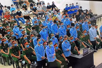 Các bị cáo nghe Hội đồng xét xử tuyên án.