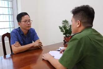 Đối tượng Nguyễn Mạnh Toàn tại cơ quan công an.