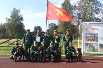Đội tuyển Huấn luyện chó nghiệp vụ nhận các giải thưởng tại lễ bế mạc cuộc thi. Ảnh: NGUYỄN SÁNG