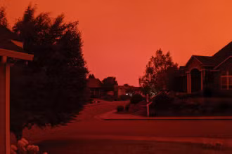 Màu đỏ cam bao phủ bang Oregon. (Ảnh: AP)