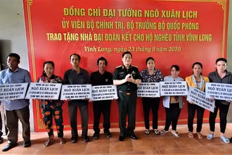 Bộ trưởng Bộ Quốc phòng Ngô Xuân Lịch trao tặng nhà Đại đoàn kết cho hộ nghèo tỉnh Vĩnh Long chiều 23-9. 