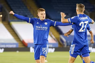 Các cầu thủ Leicester mừng bàn thắng của H. Barnes (trái).