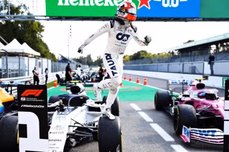 Gasly xúc động khi giành được chiến thắng đầu tiên. (Ảnh: F1)