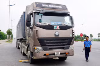 Một chiếc xe quá tải trọng bị lực lượng chức năng xử phạt.