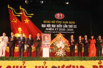 Thay mặt Bộ Chính trị, Ban Bí thư T.Ư Đảng, Phó Thủ tướng Trương Hòa Bình tặng ảnh Bác Hồ và hoa chúc mừng đại hội.