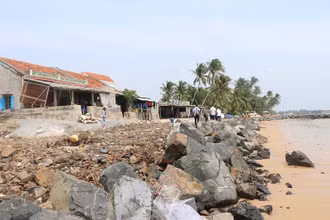 Mùa mưa bão năm 2019, sóng biển gây triều cường xâm thực, uy hiếp khu dân cư Mỹ Quang Nam, huyện Tuy An.