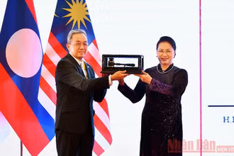Chủ tịch Quốc hội Nguyễn Thị Kim Ngân, Chủ tịch AIPA 41 thực hiện nghi thức chuyển giao chức Chủ tịch AIPA cho Brunei Darussalam. Ảnh: DUY LINH