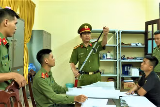 Kiểm tra bên trong gói hàng, Công an phát hiện bên trong chiếc ghi đông của xe đạp là một nòng súng được Doãn Nam đặt mua.