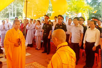 Nhiều đại diện lãnh đạo sở, ngành cùng tăng ni, phật tử và nhân dân Quảng Trị dự lễ cầu siêu.