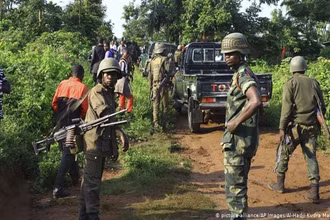 Binh sĩ tuần tra gần khu vực Beni, phía đông Congo. (Ảnh: AP)