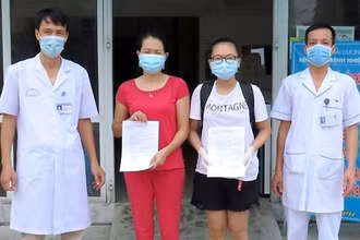 Bệnh viện Bệnh Nhiệt đới Hải Dương trao quyết định xuất viện cho những người khỏi bệnh.