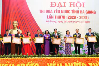 Phó Chủ tịch nước trao tặng Huân chương Lao động hạng Nhì và hạng Ba cho các cá nhân điển hình tỉnh Hà Giang.
