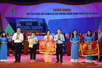 Đại diện T.Ư Đoàn TNCS Hồ Chí Minh và Thành đoàn Hà Nội trao cờ thi đua tặng các tập thể xuất sắc trong công tác Đội và phong trào thiếu nhi Thủ đô năm học 2019-2020.