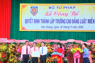 Bộ trưởng Lê Thành Long trao Quyết định thành lập cho lãnh đạo Trường Cao đẳng Luật miền nam.